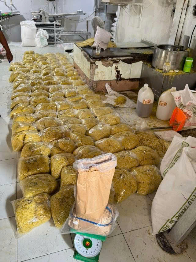 Triệt phá cơ sở sản xuất hơn 2.800 tấn mì tươi sử dụng hàn the và thủy tinh lỏng- Ảnh 2. Triệt phá cơ sở sản xuất hơn 2.800 tấn mì tươi sử dụng hàn the và thủy tinh lỏng- Ảnh 2.