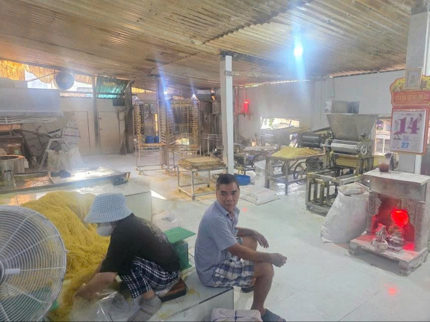 Triệt phá cơ sở sản xuất hơn 2.800 tấn mì tươi sử dụng hàn the và thủy tinh lỏng- Ảnh 4. Triệt phá cơ sở sản xuất hơn 2.800 tấn mì tươi sử dụng hàn the và thủy tinh lỏng- Ảnh 4.