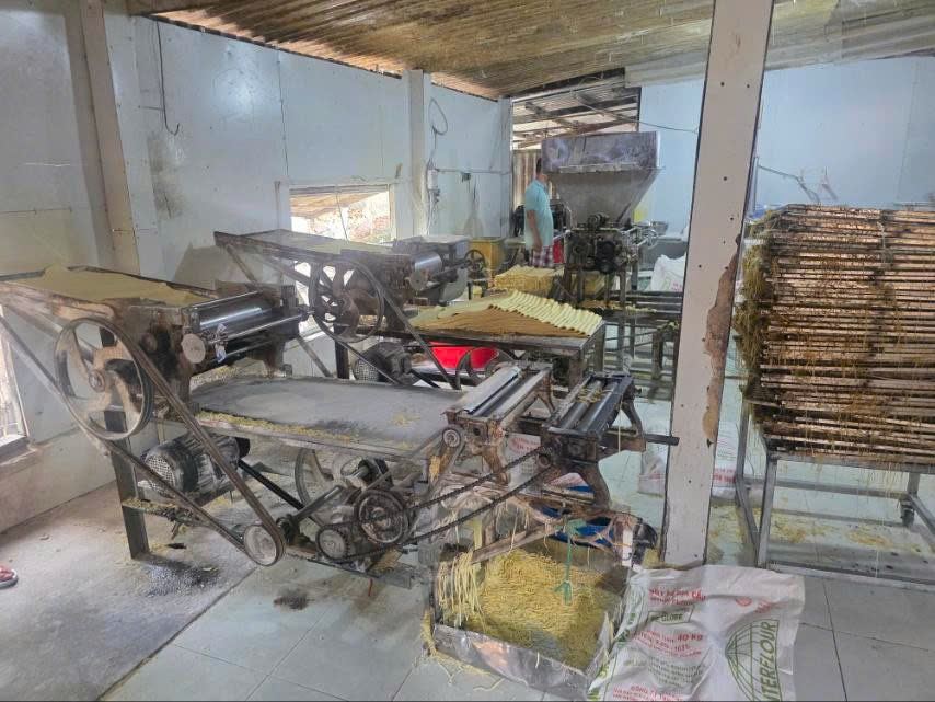 Triệt phá cơ sở sản xuất hơn 2.800 tấn mì tươi sử dụng hàn the và thủy tinh lỏng- Ảnh 3. Triệt phá cơ sở sản xuất hơn 2.800 tấn mì tươi sử dụng hàn the và thủy tinh lỏng- Ảnh 3.