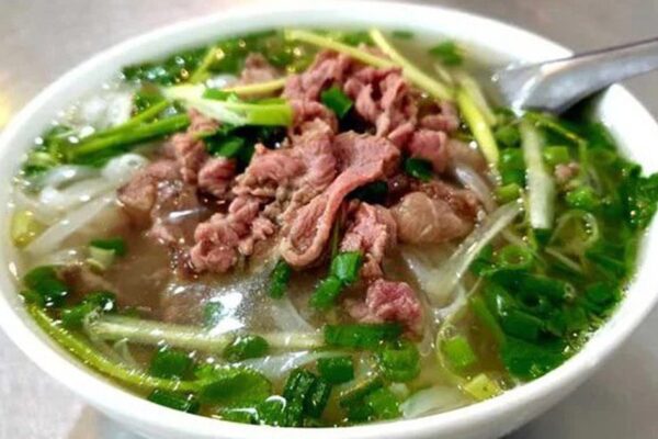 Lợi ích khi ăn phở bò tái, cách ăn tốt và an toàn cho sức khỏe