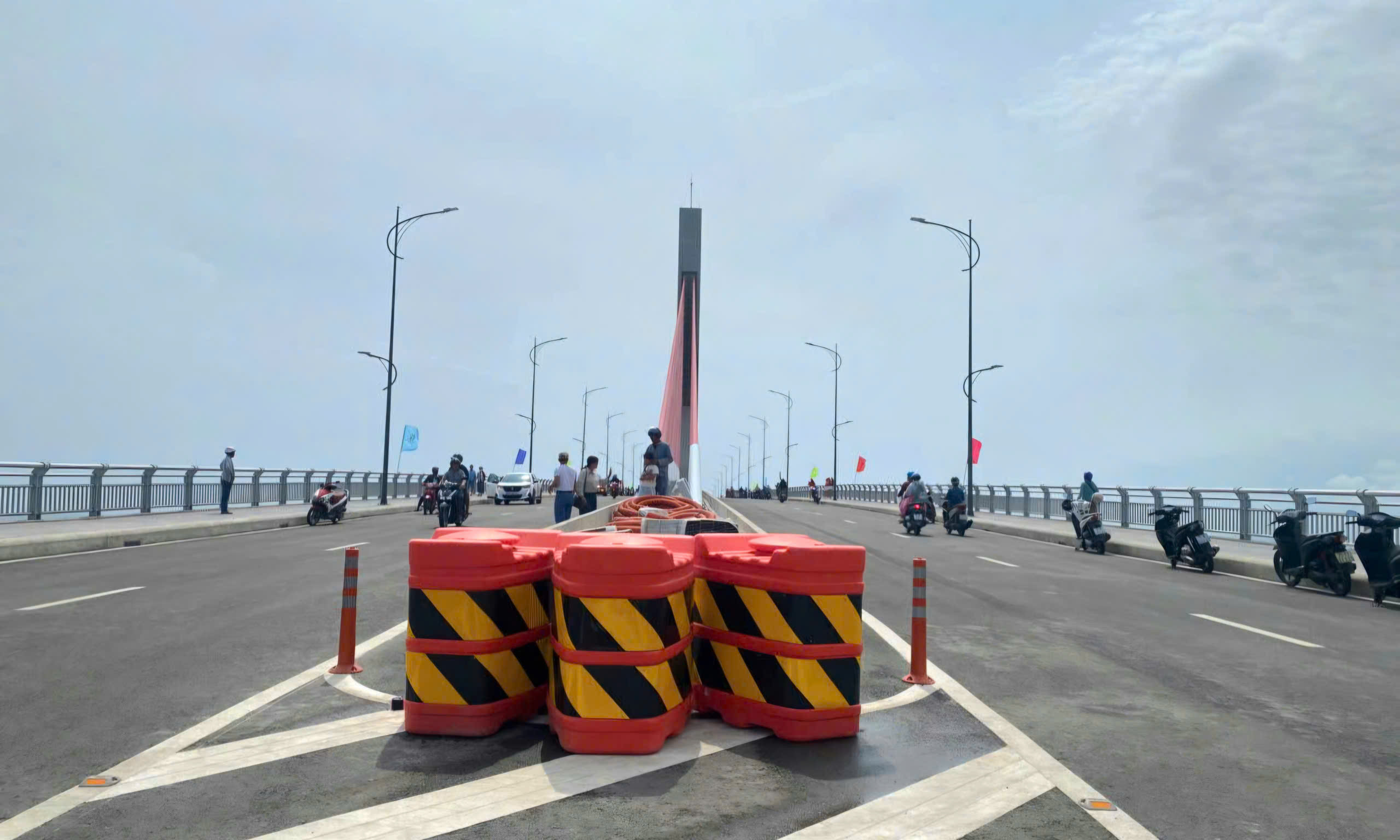 Thông xe cầu vượt cửa biển ở Huế, người dân đổ về chụp ảnh, ngắm cảnh- Ảnh 1. Thông xe cầu vượt cửa biển ở Huế, người dân đổ về chụp ảnh, ngắm cảnh- Ảnh 1.