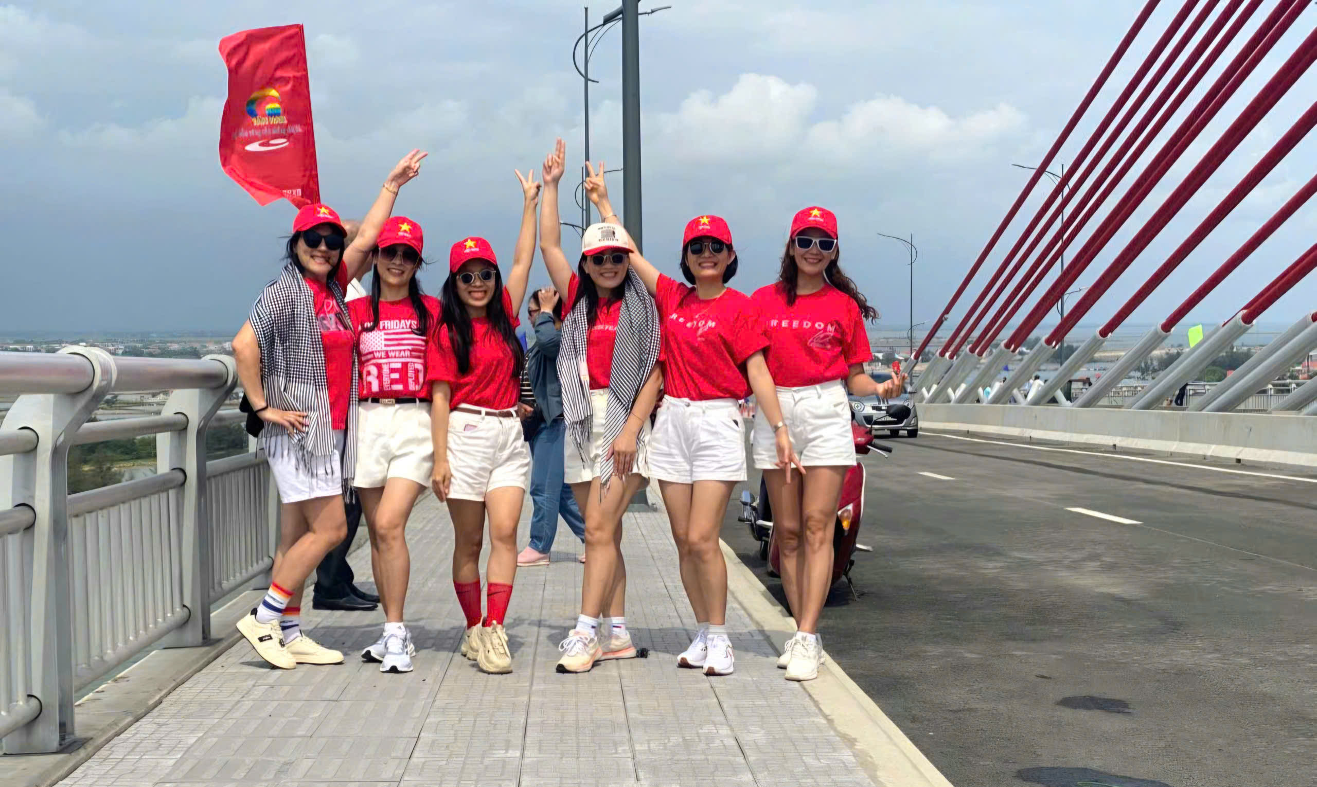 Thông xe cầu vượt cửa biển ở Huế, người dân đổ về chụp ảnh, ngắm cảnh- Ảnh 4. Thông xe cầu vượt cửa biển ở Huế, người dân đổ về chụp ảnh, ngắm cảnh- Ảnh 4.