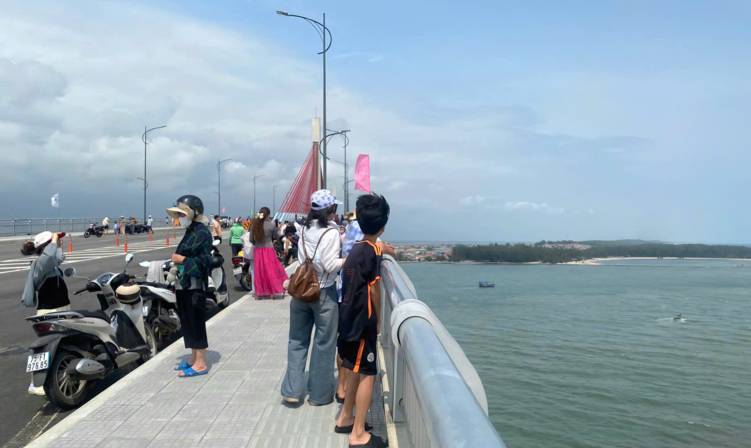 Thông xe cầu vượt cửa biển ở Huế, người dân đổ về chụp ảnh, ngắm cảnh- Ảnh 5. Thông xe cầu vượt cửa biển ở Huế, người dân đổ về chụp ảnh, ngắm cảnh- Ảnh 5.