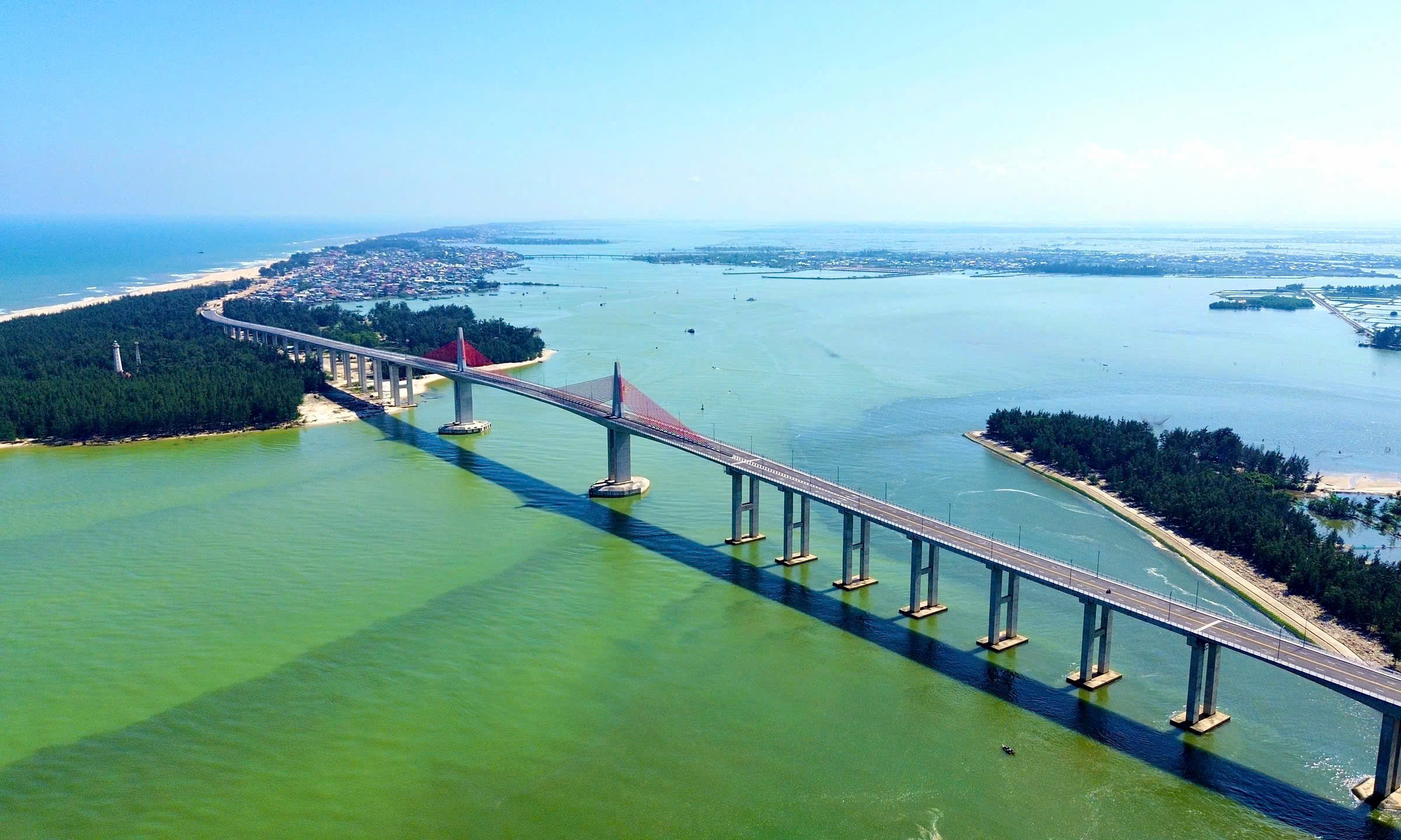 Thông xe cầu vượt cửa biển ở Huế, người dân đổ về chụp ảnh, ngắm cảnh- Ảnh 6. Thông xe cầu vượt cửa biển ở Huế, người dân đổ về chụp ảnh, ngắm cảnh- Ảnh 6.