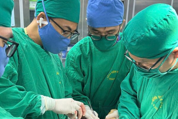 Cánh tay đứt lìa ‘hồi sinh’ sau 6 giờ nghẹt thở trên bàn mổ