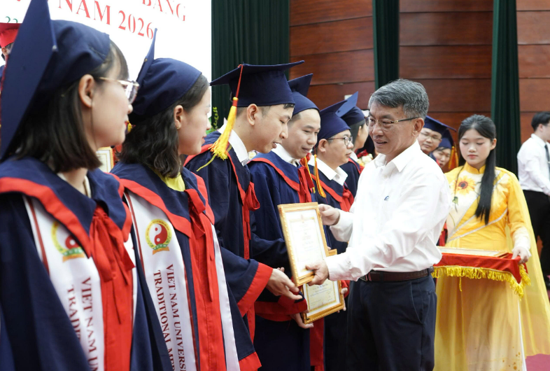 2-17797840229831396502328 Trao bằng cho 218 học viên sau đại học trong lĩnh vực Y - Dược học cổ truyền- Ảnh 2.
