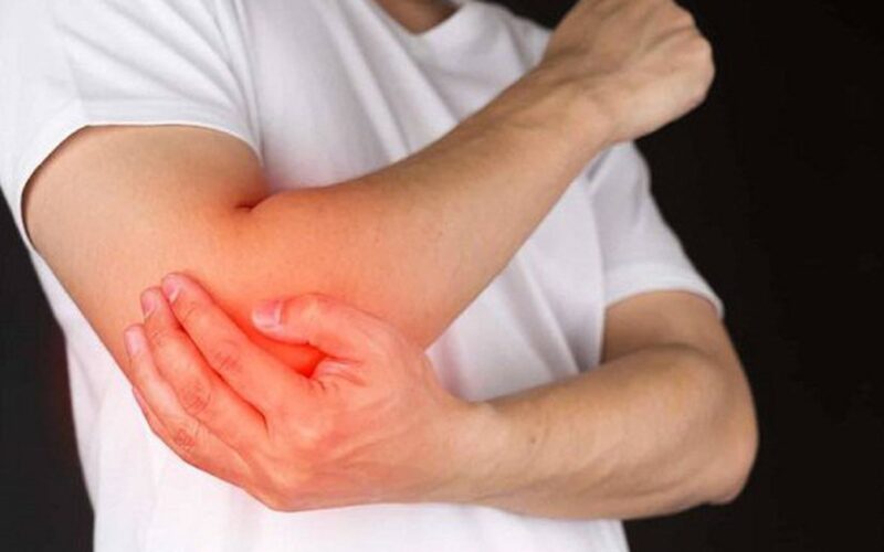 Đau nhức khuỷu tay cảnh báo những bệnh lý nào?
