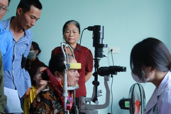 Hơn 15.000 người dân Nghệ An được khám sức khỏe miễn phí trong ngày đầu ra quân