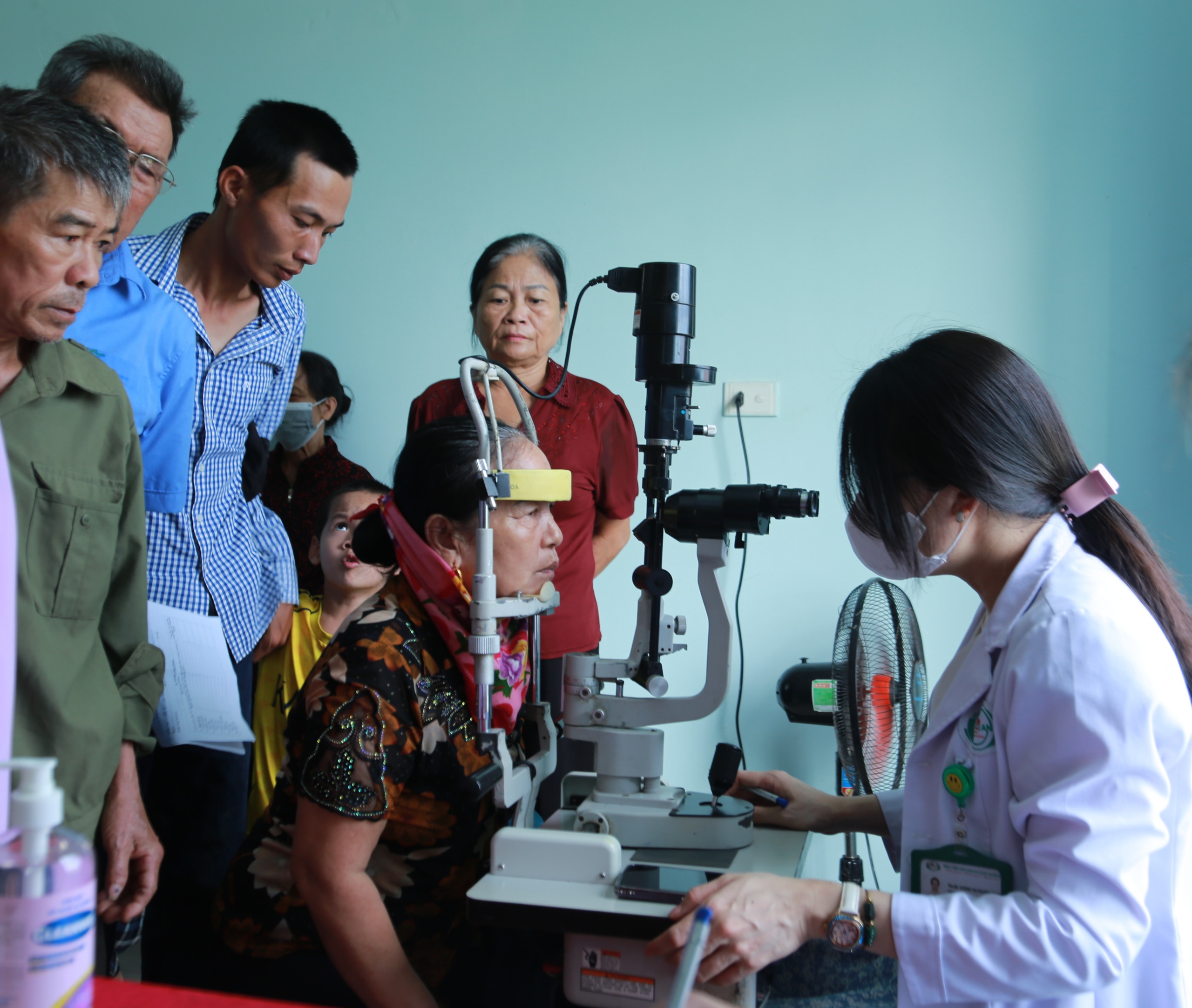 Hơn 15.000 người dân Nghệ An được khám sức khỏe miễn phí trong ngày đầu ra quân- Ảnh 10.