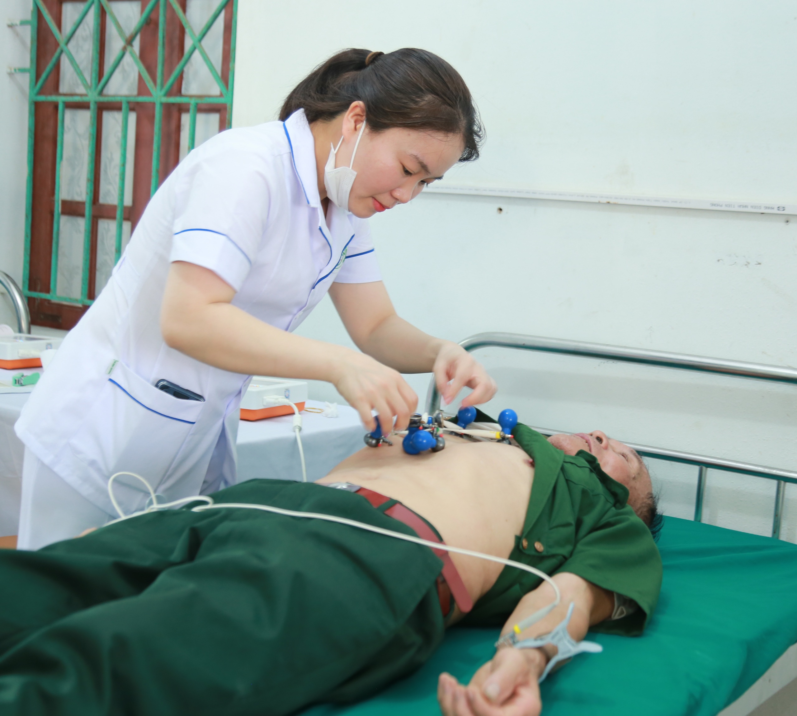 Hơn 15.000 người dân Nghệ An được khám sức khỏe miễn phí trong ngày đầu ra quân- Ảnh 11.