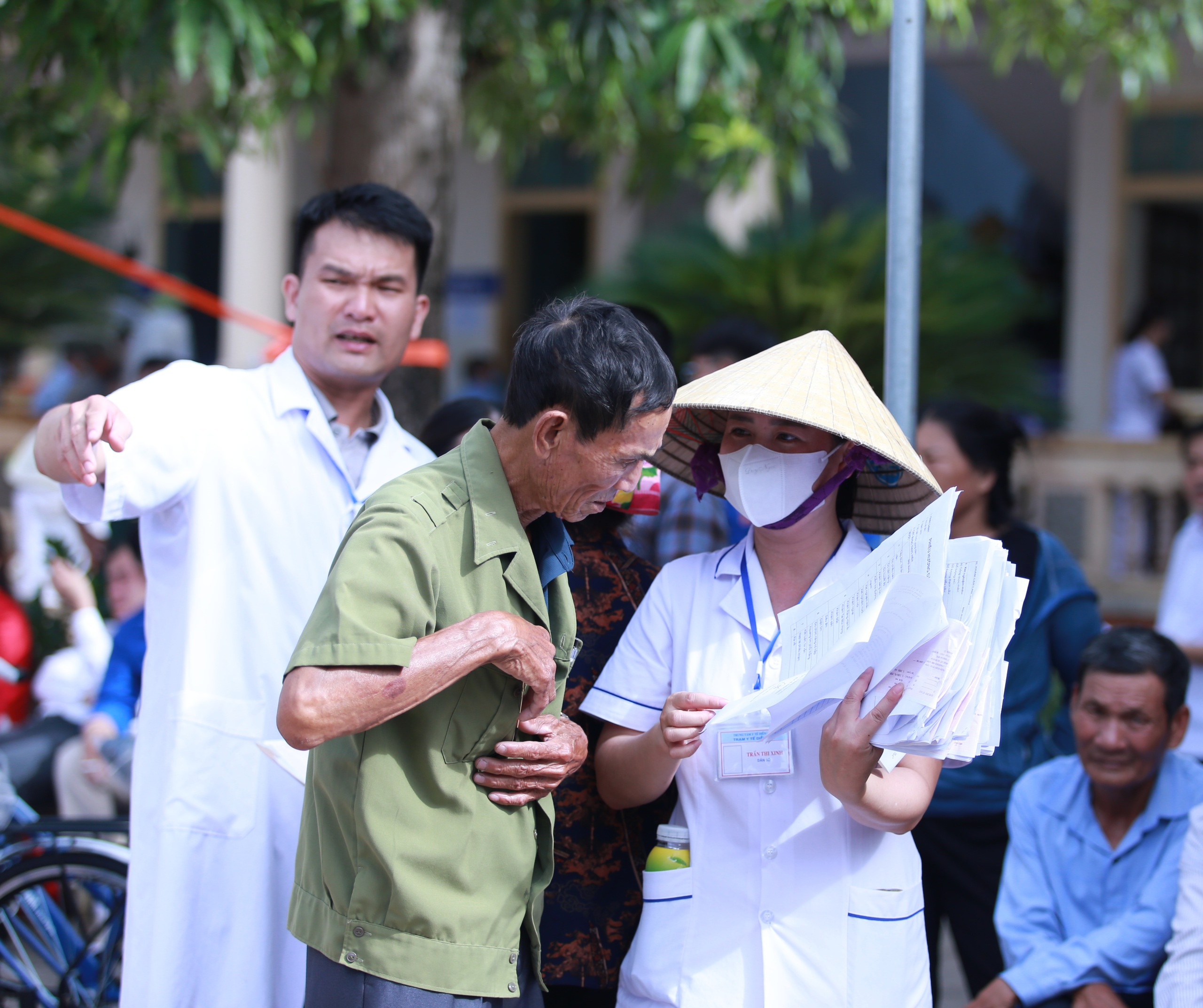 Hơn 15.000 người dân Nghệ An được khám sức khỏe miễn phí trong ngày đầu ra quân- Ảnh 6.