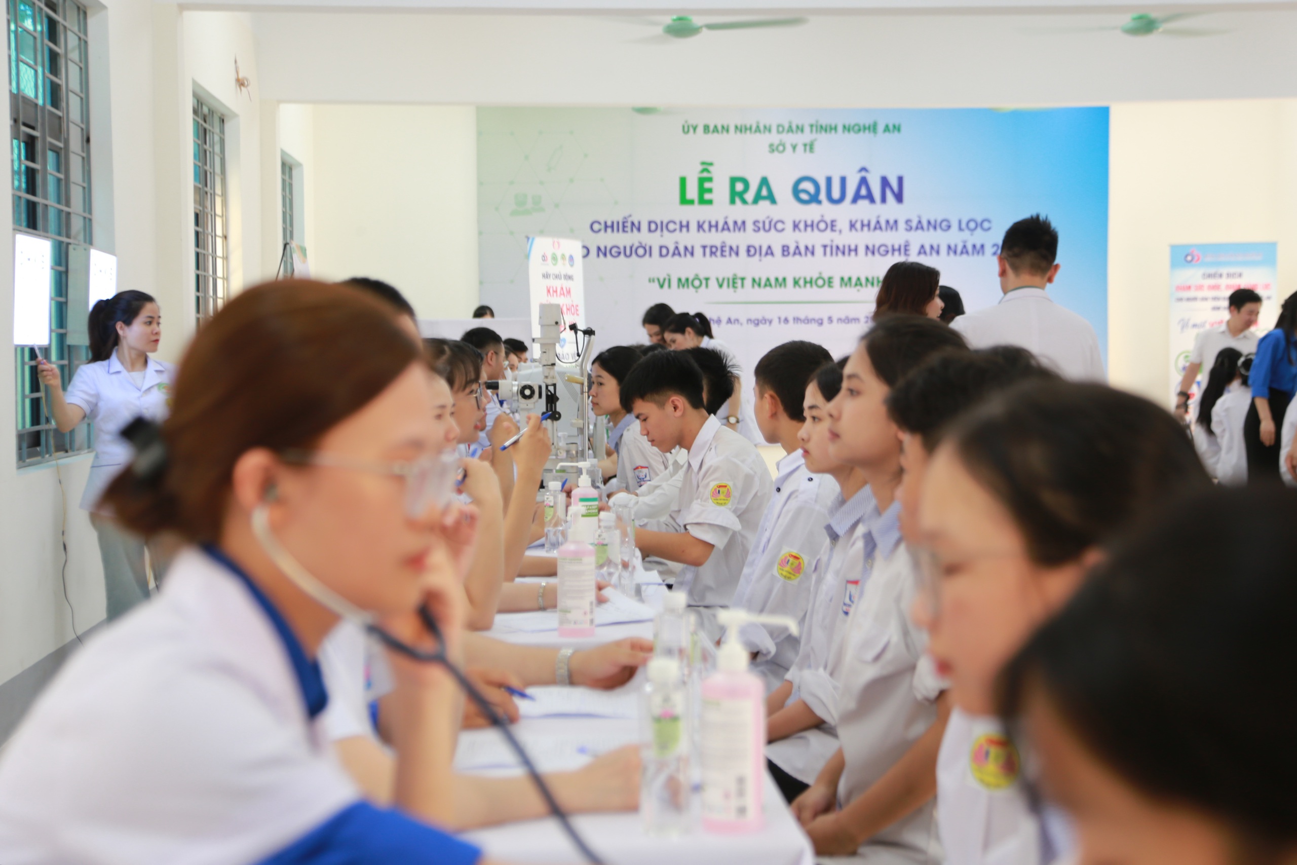 Hơn 15.000 người dân Nghệ An được khám sức khỏe miễn phí trong ngày đầu ra quân- Ảnh 2.