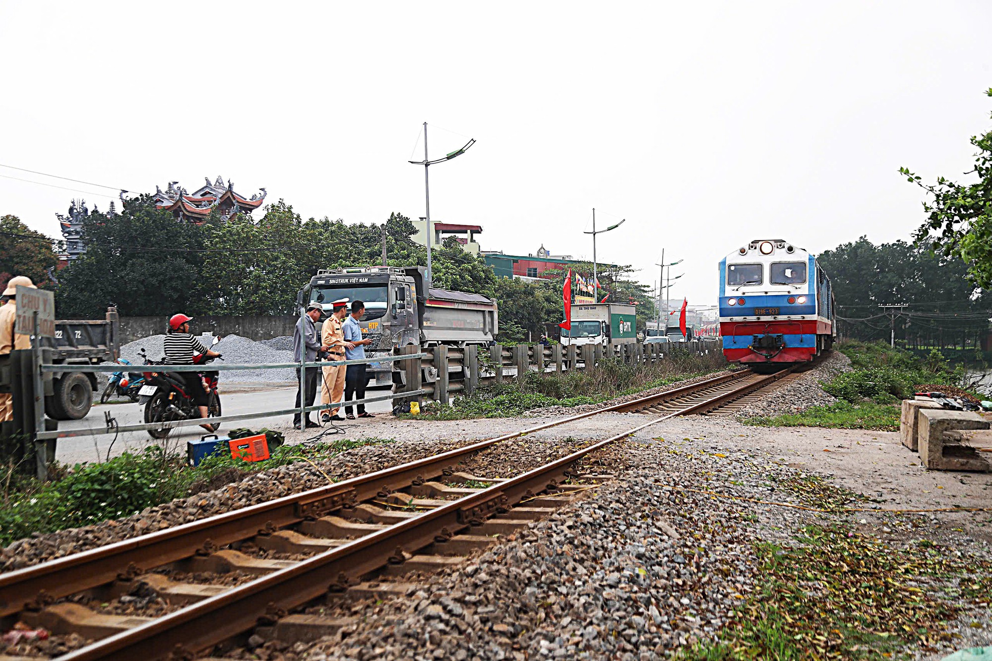 538245066656644660-17759868361591985445579 Lực lượng CSGT tại các địa phương có tuyến đường sắt đi qua đồng loạt ra quân, tăng cường kiểm tra, xử lý vi phạm. Trong đó đáng chú ý là việc phân công CSGT bí mật ghi hình.