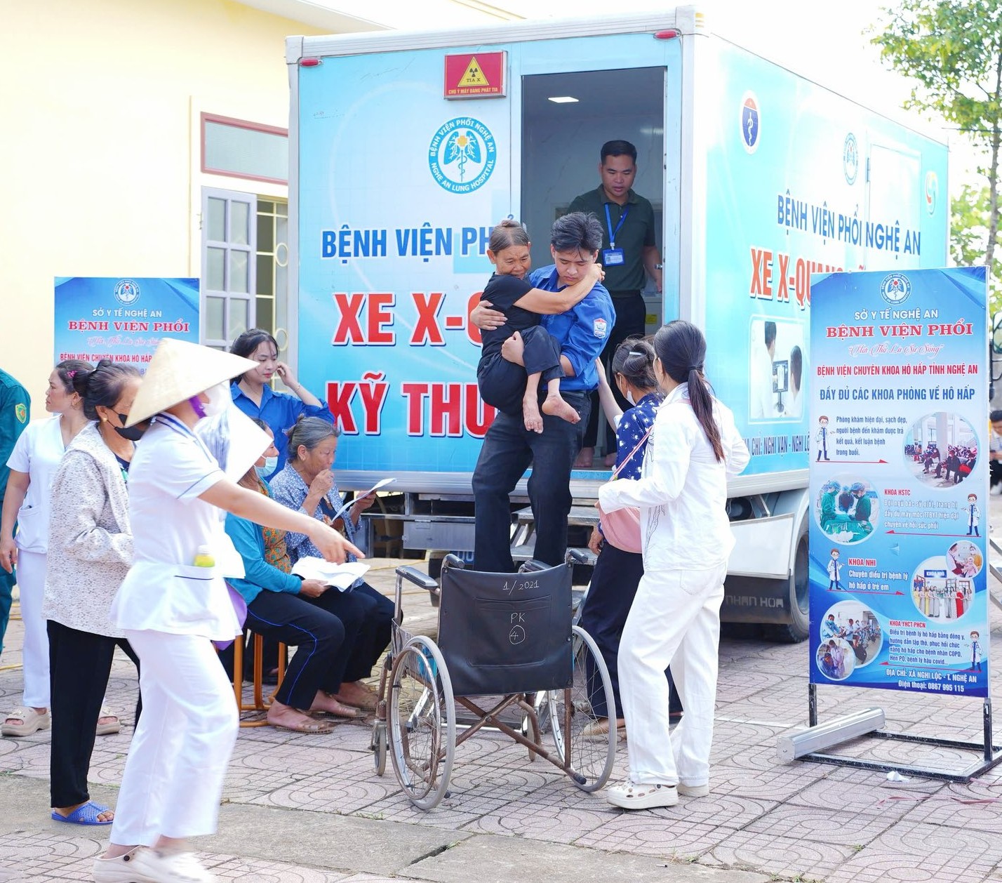 Hơn 15.000 người dân Nghệ An được khám sức khỏe miễn phí trong ngày đầu ra quân- Ảnh 14.