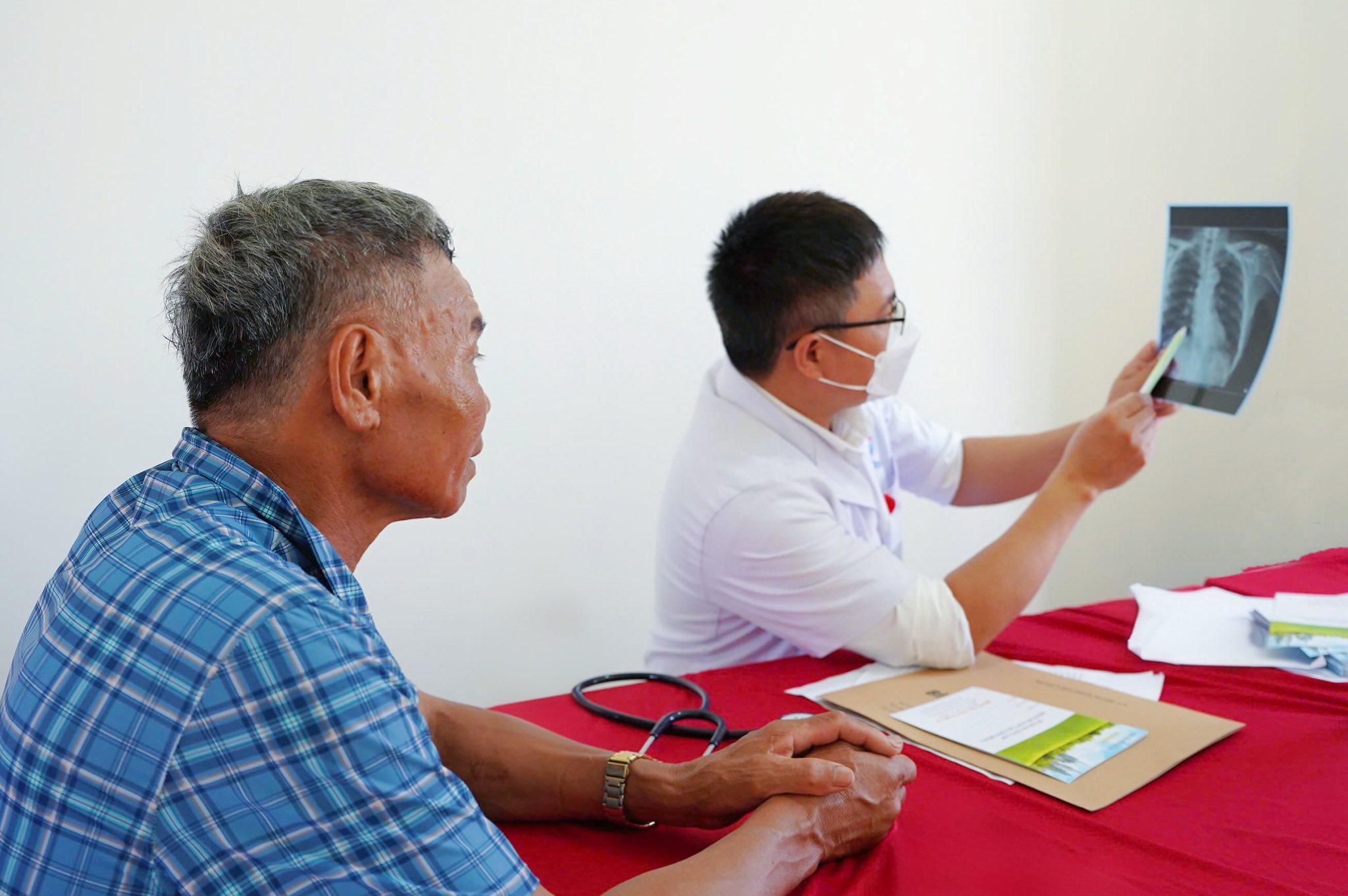 Hơn 15.000 người dân Nghệ An được khám sức khỏe miễn phí trong ngày đầu ra quân- Ảnh 15.