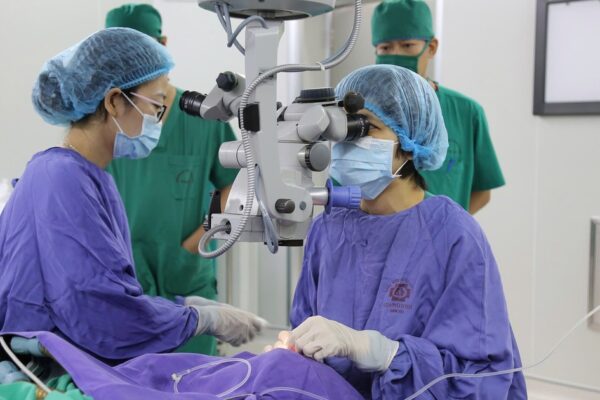 Lần đầu tiên ghép giác mạc từ người hiến chết não tại BVĐK Quảng Ninh