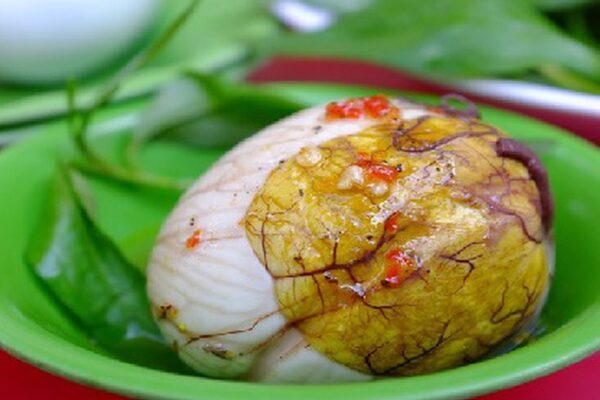 7 nhóm người cần thận trọng khi ăn trứng vịt lộn
