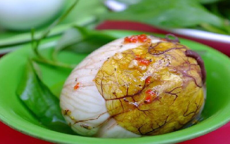 7 nhóm người cần thận trọng khi ăn trứng vịt lộn