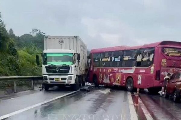 Va chạm liên hoàn gây ùn tắc cục bộ trên cao tốc Nội Bài – Lào Cai