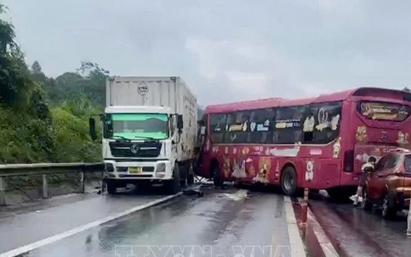 Va chạm liên hoàn gây ùn tắc cục bộ trên cao tốc Nội Bài – Lào Cai