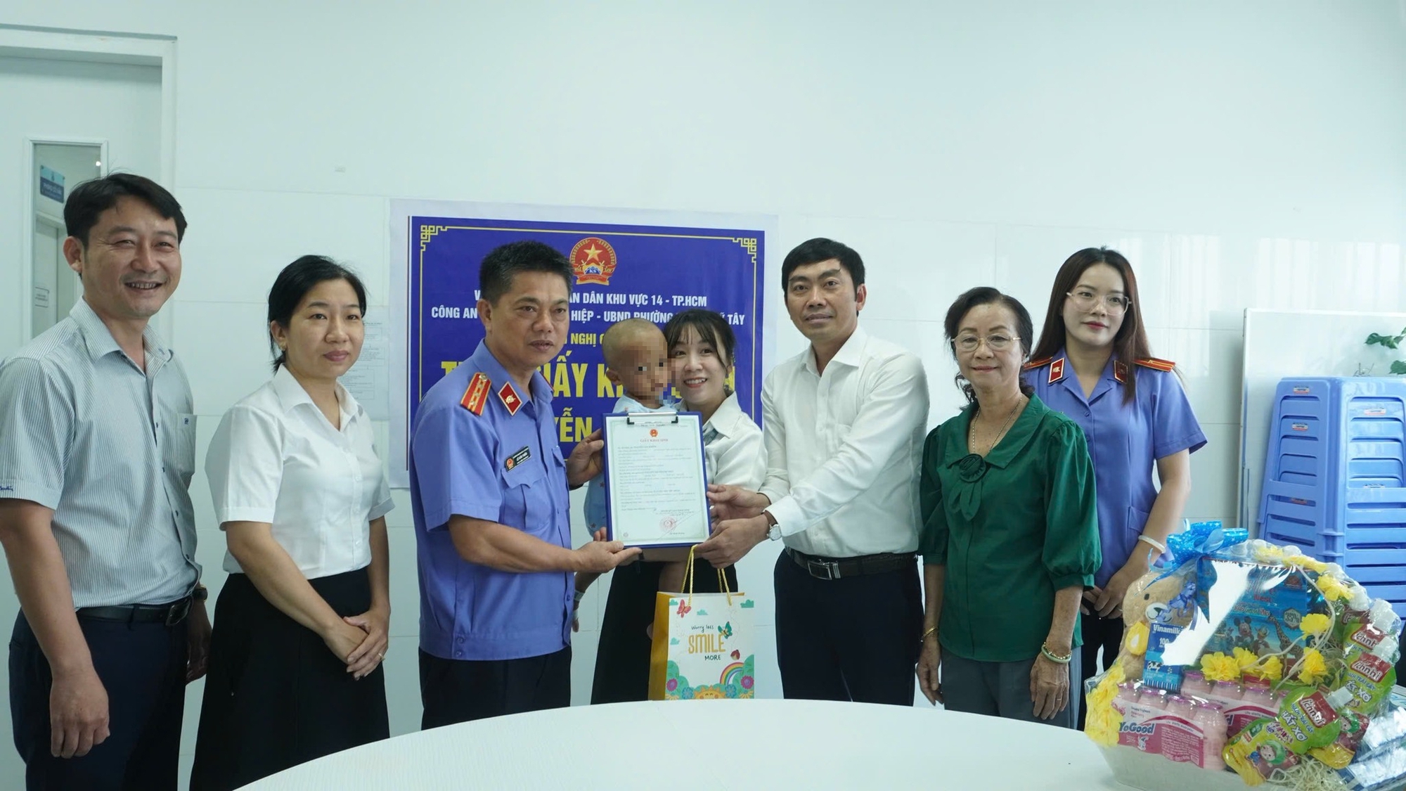 base64-17784945405131006008655 Bé 2 tuổi bị mẹ và cha dượng bạo hành được trao giấy khai sinh tại bệnh viện- Ảnh 2.