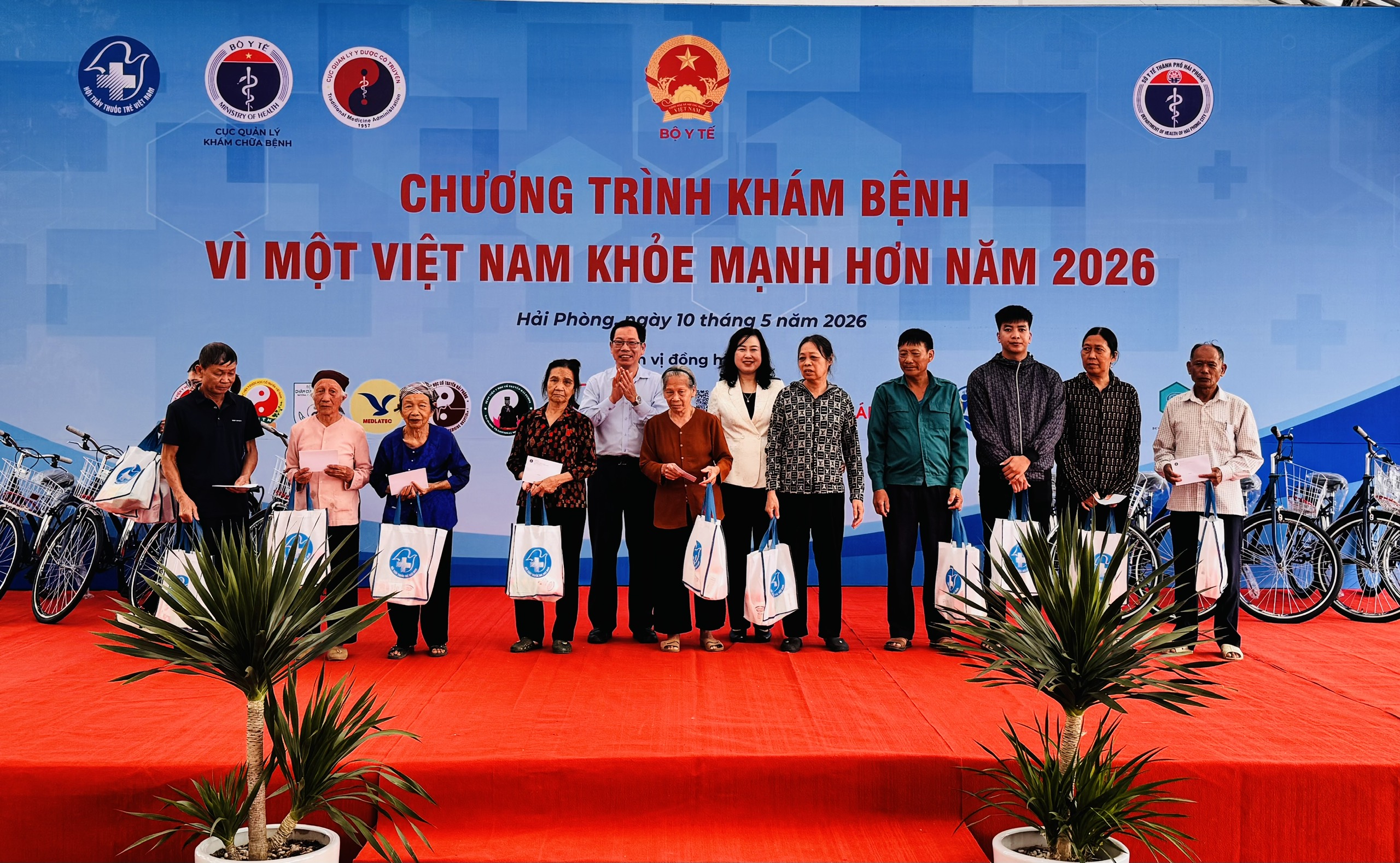 bo-truong-bo-y-te-tang-qua-cho-nguoi-dan-1778391557522567060299 Bộ trưởng Đào Hồng Lan dự chương trình khám bệnh miễn phí 'Vì một Việt Nam khỏe mạnh hơn 2026' tại Hải Phòng- Ảnh 4.