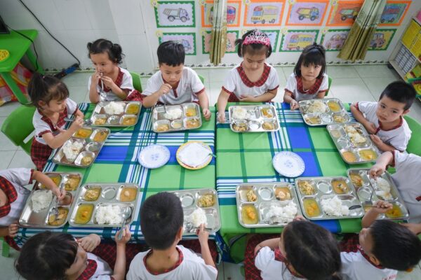 Dinh dưỡng học đường chưa đồng đều nguy cơ ảnh hưởng tầm vóc trẻ em