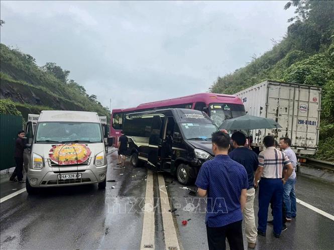 cao-toc-noi-bai-lao-cai-1778387299438-1778387299717682007054 Va chạm liên hoàn gây ùn tắc cục bộ trên cao tốc Nội Bài - Lào Cai- Ảnh 2.