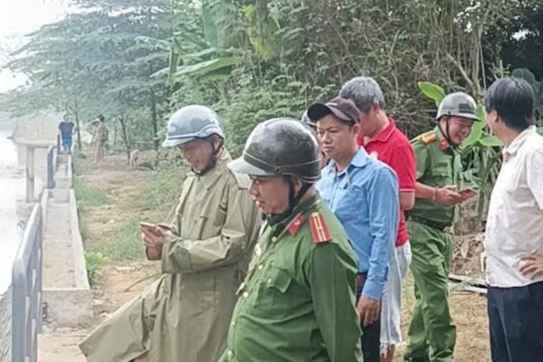 Cơ quan chức năng vào cuộc vụ người đàn ông đổ hàng loạt vỏ chai bia xuống sông ở Huế
