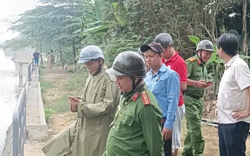 Cơ quan chức năng vào cuộc vụ người đàn ông đổ hàng loạt vỏ chai bia xuống sông ở Huế