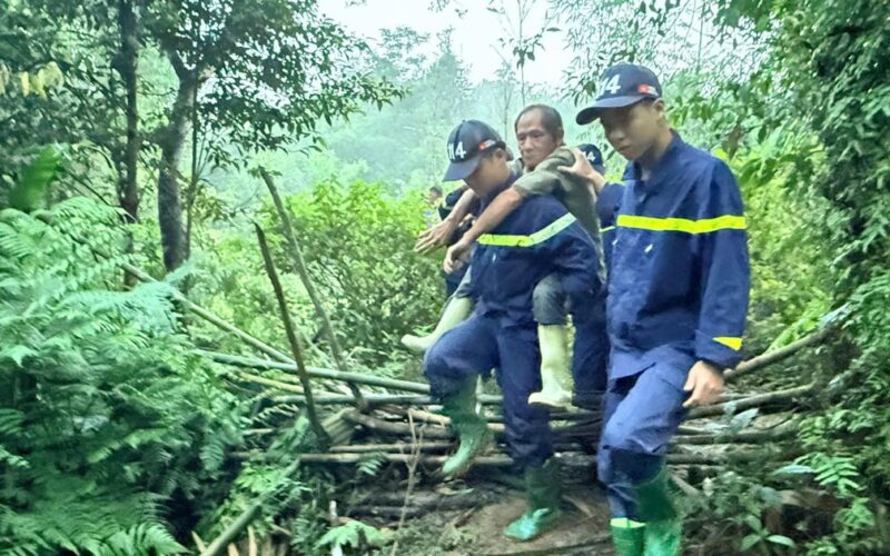 Hơn 300 người tìm kiếm nạn nhân mất tích khi đi hái dược liệu trong rừng ở Tuyên Quang