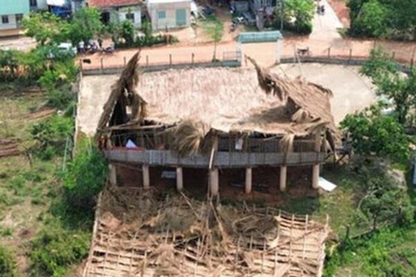 Mưa dông lại làm tốc mái hàng trăm ngôi nhà và hơn 400ha hoa màu bị thiệt hại