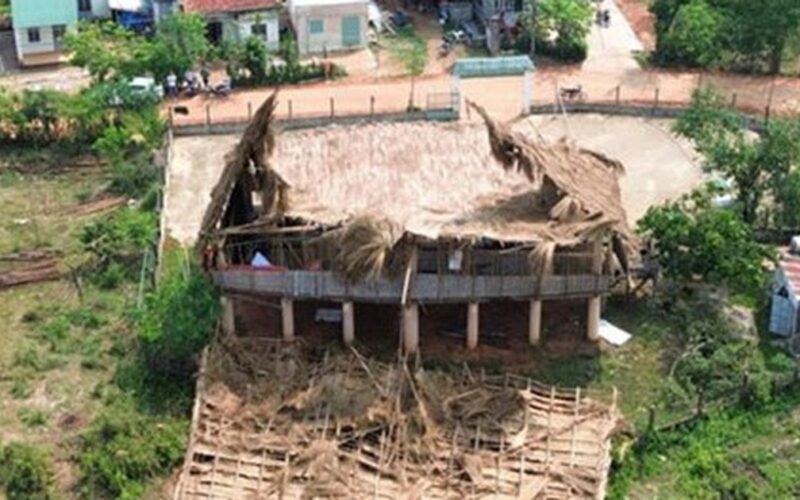 Mưa dông lại làm tốc mái hàng trăm ngôi nhà và hơn 400ha hoa màu bị thiệt hại