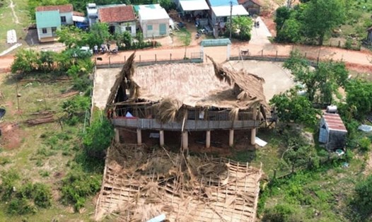 dong-loc-thiet-hai-17782909328401814002310 Mưa dông lại làm tốc mái hàng trăm ngôi nhà và hơn 400ha hoa màu bị thiệt hại- Ảnh 1.