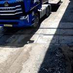 Video xe đầu kéo tông gãy cần chắn, vượt đường sắt ngay trước khi tàu đi qua