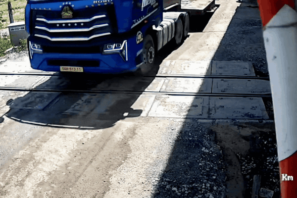 Video xe đầu kéo tông gãy cần chắn, vượt đường sắt ngay trước khi tàu đi qua