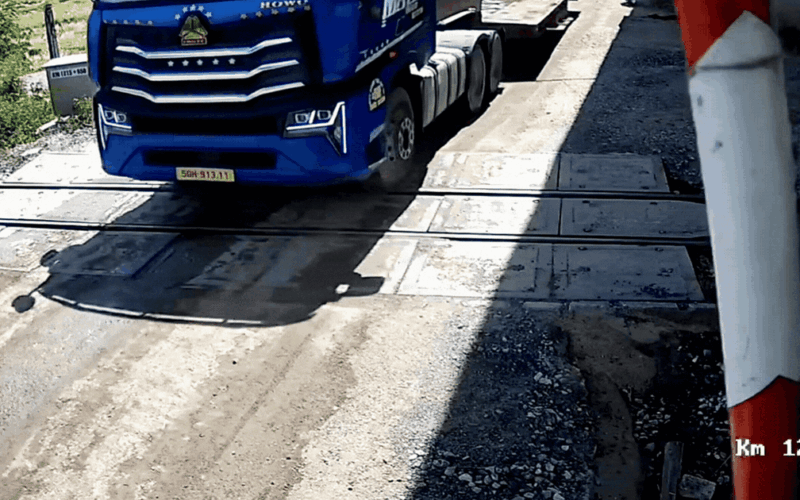 Video xe đầu kéo tông gãy cần chắn, vượt đường sắt ngay trước khi tàu đi qua