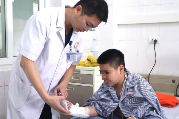 Nghịch dại đấm tay vào kính, bé trai 12 tuổi bị đứt mạch máu, gân cơ và thần kinh