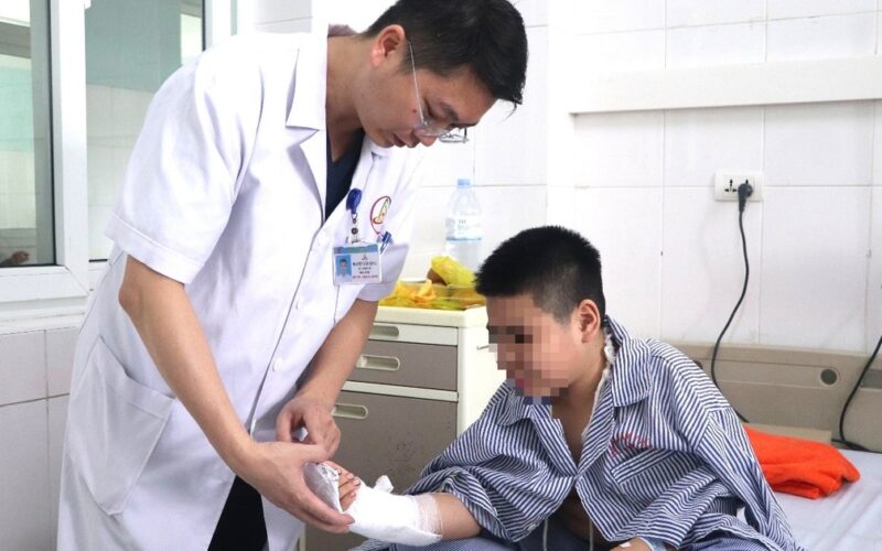 Nghịch dại đấm tay vào kính, bé trai 12 tuổi bị đứt mạch máu, gân cơ và thần kinh
