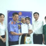 Bé 2 tuổi bị mẹ và cha dượng bạo hành được trao giấy khai sinh tại bệnh viện
