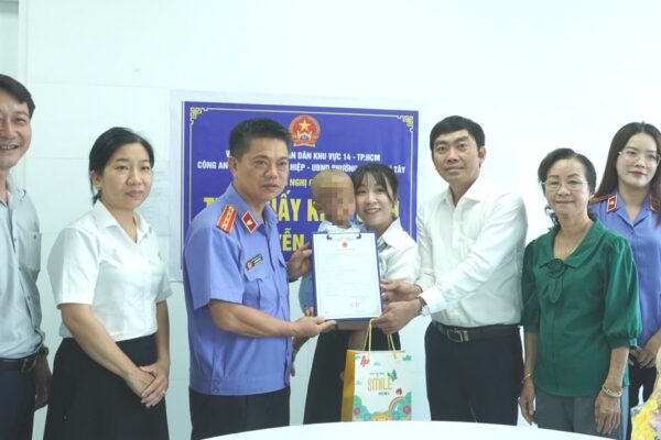 Bé 2 tuổi bị mẹ và cha dượng bạo hành được trao giấy khai sinh tại bệnh viện