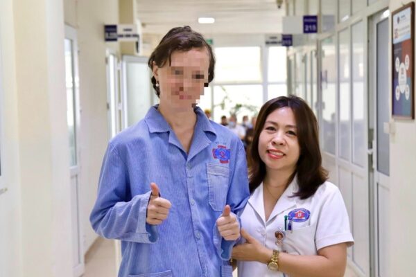Từ nguy cơ liệt nửa cơ thể, nữ bệnh nhân người Nga tự đi lại sau ca mổ u não tại Việt Nam