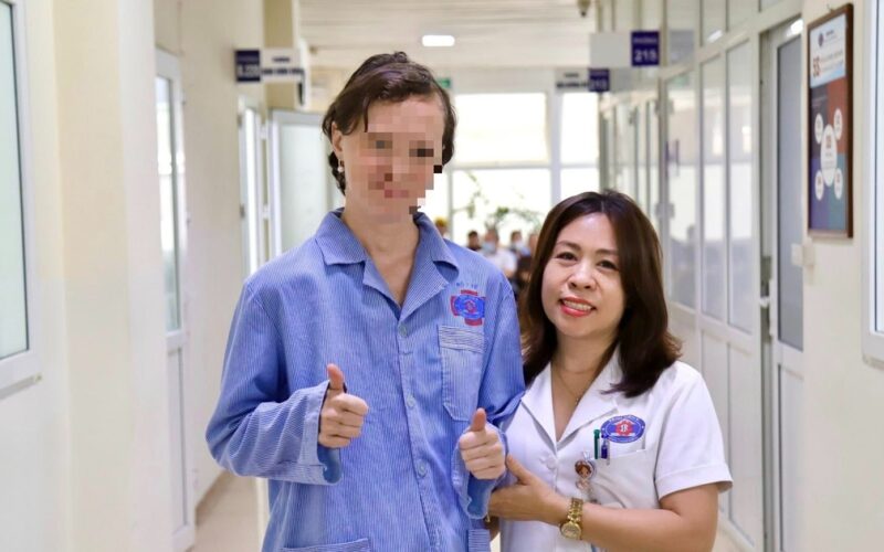 Từ nguy cơ liệt nửa cơ thể, nữ bệnh nhân người Nga tự đi lại sau ca mổ u não tại Việt Nam