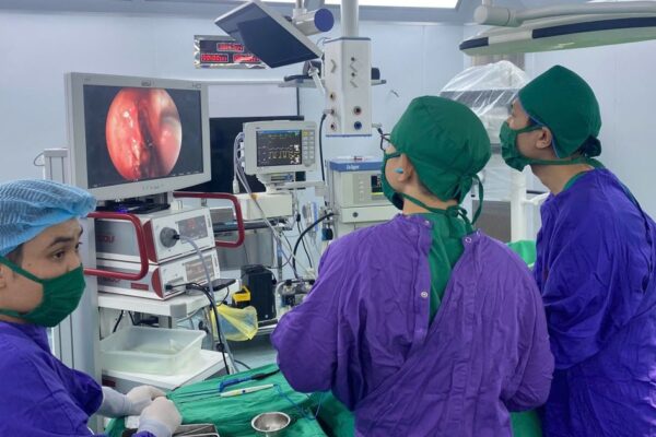 Vá rò dịch não tủy qua đường mũi, cứu 2 bệnh nhân trẻ