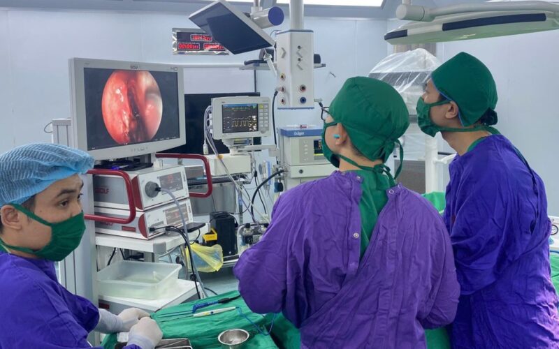 Vá rò dịch não tủy qua đường mũi, cứu 2 bệnh nhân trẻ