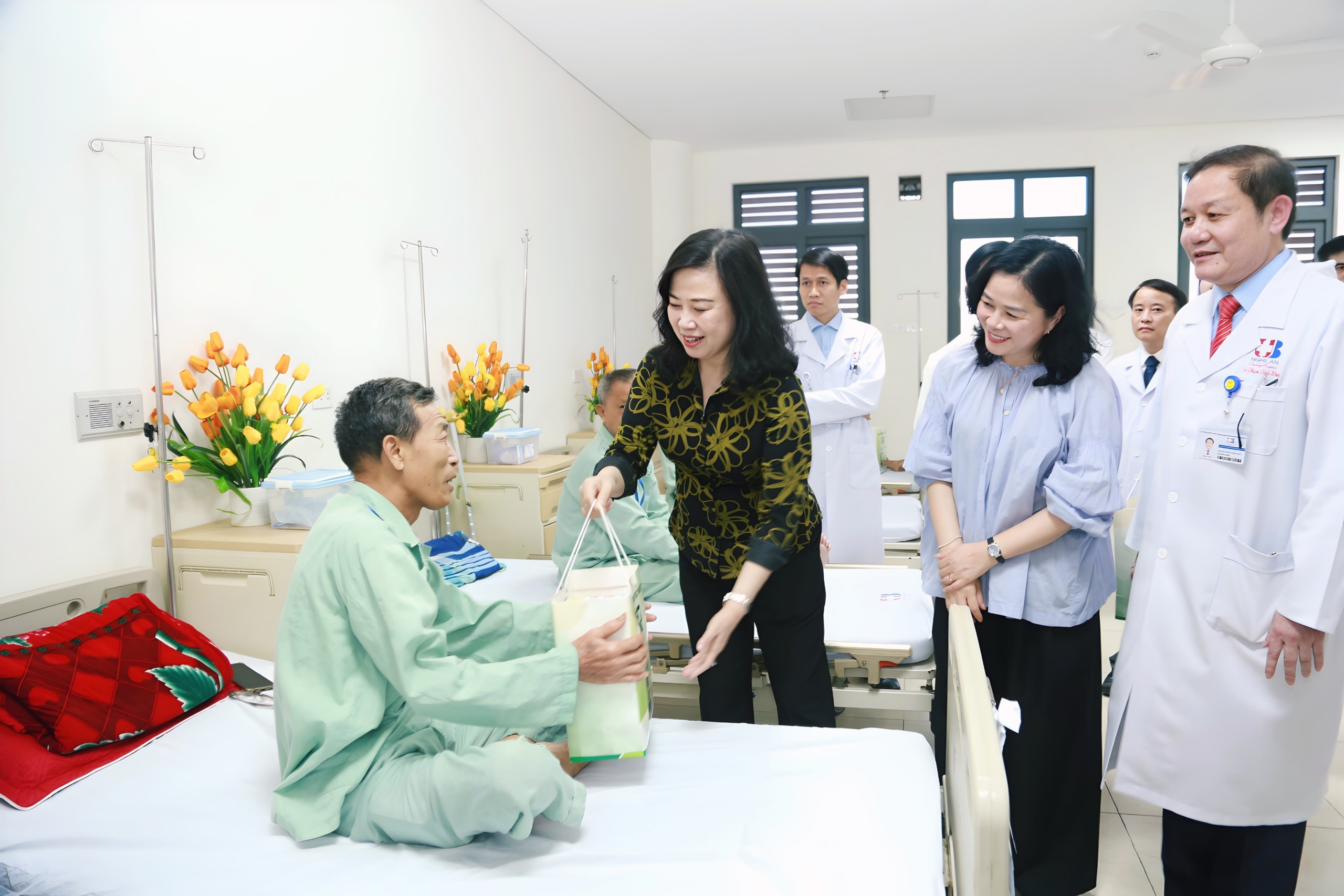 Bộ trưởng Bộ Y tế Đào Hồng Lan: Nghệ An cần đẩy mạnh tầm soát ung thư, chăm sóc sức khỏe 'từ sớm, từ xa'- Ảnh 3.