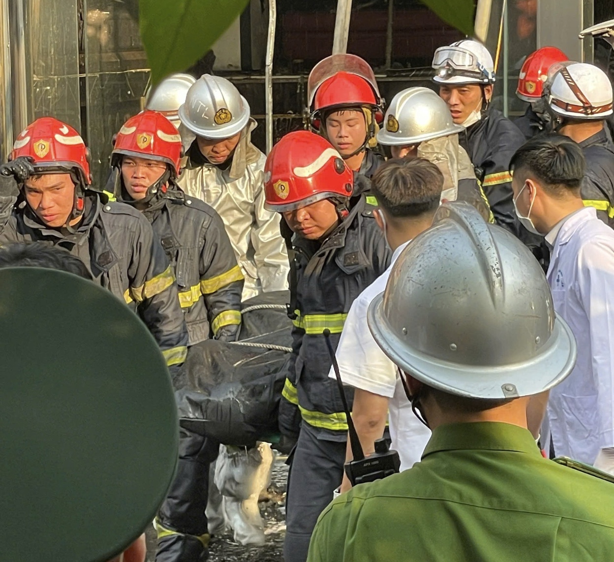 hinh-anh-11-5-26-luc-1724-1778496061525543951634 Hà Nội: 1 người tử vong trong vụ cháy trên đường Phú Mỹ- Ảnh 3.