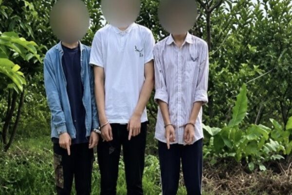 Bắt 4 thiếu niên chặn đường cướp xe máy trong đêm ở Hà Nội