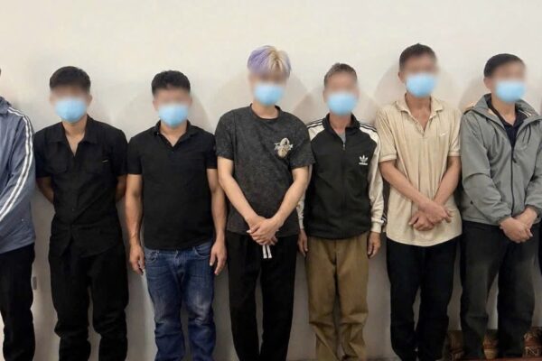Bắt quả tang 8 người đang đánh ‘liêng’ ở nơi tổ chức hiếu lễ
