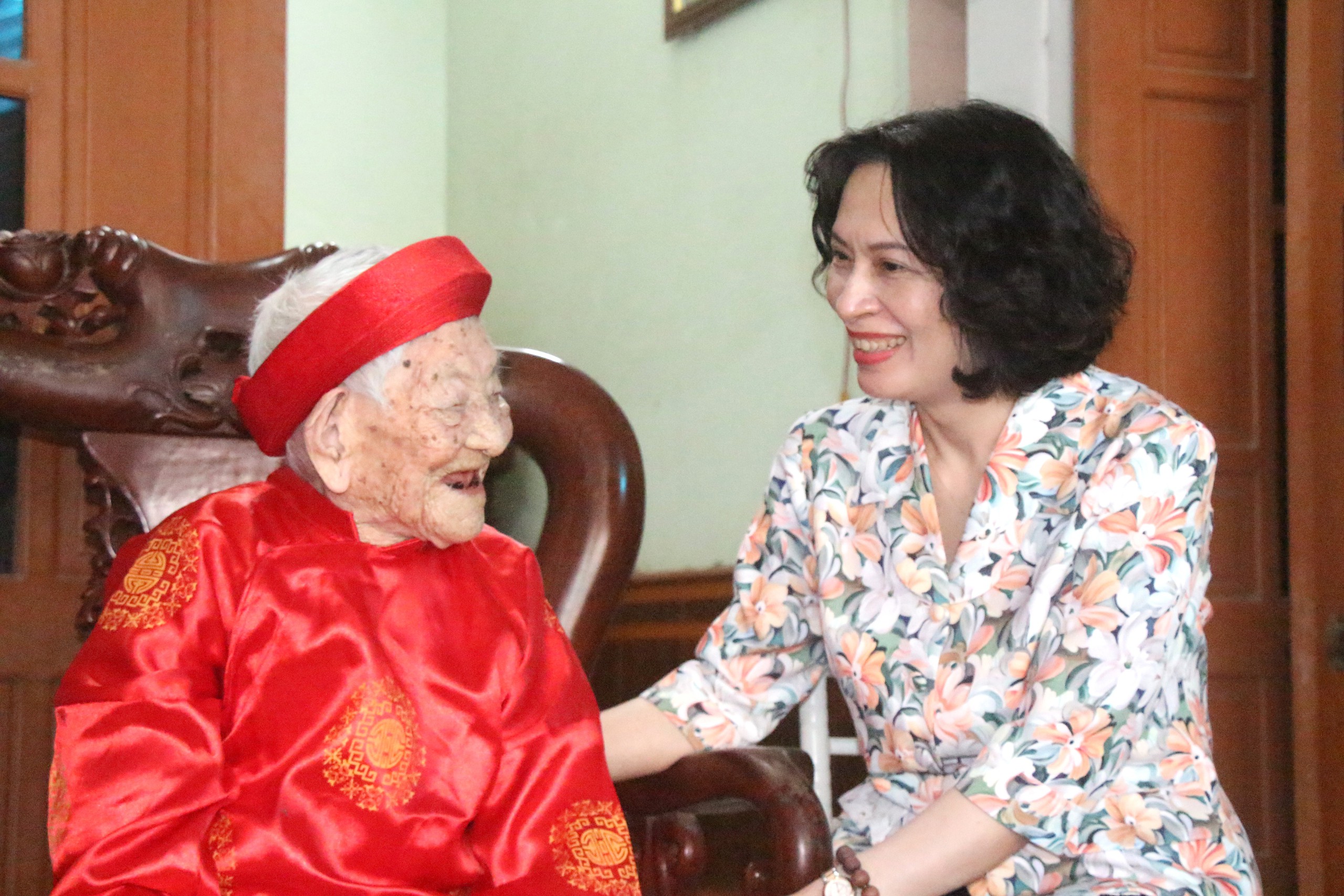 img2001-1778391791213296090983 Bộ trưởng Đào Hồng Lan dự chương trình khám bệnh miễn phí 'Vì một Việt Nam khỏe mạnh hơn 2026' tại Hải Phòng- Ảnh 6.